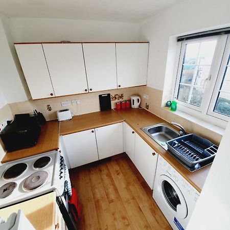 2 Bedroom Rayleigh Apartment Exteriör bild