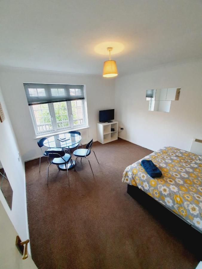 2 Bedroom Rayleigh Apartment Exteriör bild